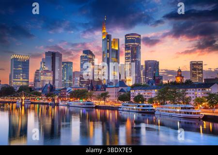 Francfort-sur-le-main, Allemagne. Image de paysage urbain de Francfort-sur-le-main au magnifique coucher de soleil. Banque D'Images
