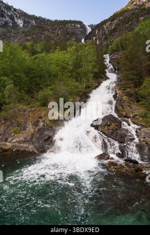 La nature de la Norvège : cascade de Lægdafossen dans le Sognefjord, une impressionnante vue verticale de son ruisseau précipité dans la verdure estivale. Banque D'Images