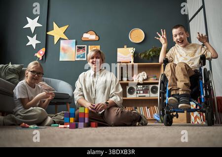 Famille souriante profitant du temps ensemble dans le salon confortable Banque D'Images