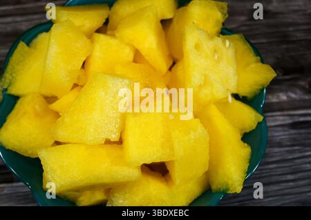 Morceaux de pastèque à chair jaune, la pastèque (Citrullus lanatus) est une espèce de plante à fleurs de la famille des Cucurbitacées et du nom de son éd Banque D'Images