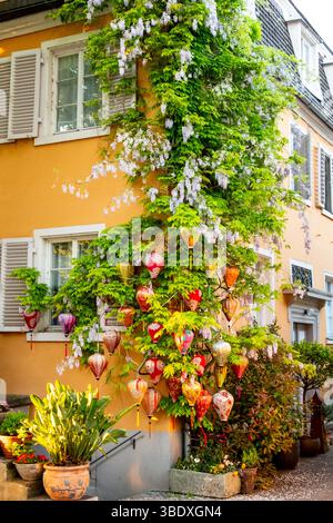 Lanternes vietnamiennes colorées sur une façade vibrante de maison à Nonnenhorn, lac de Constance Banque D'Images