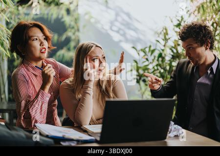 Équipe d'affaires en conflit lors d'une discussion animée au travail Banque D'Images