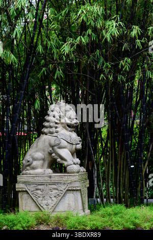 Une statue de lion en pierre aux jardins de la baie à Singapour, en Asie. Banque D'Images