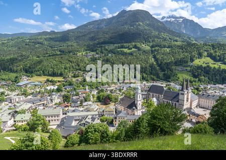 19.05.2025 / Berchtesgaden, Bayern, Deutschland / Bild von Li. : Pfarrkirche se trouvent Andreas und die Stiftskirche Berchtesgaden mit dem Königliche Schloss Berchtesgaden, Kirche se trouvent Peter und Johannes der Täufer, Blick zum Obersalzberg *** 19 05 2025 Berchtesgaden, Bavière, Allemagne de gauche église paroissiale St Andreas et de la collégiale Berchtesgaden avec le château royal Berchtesgaden, église Saint-Pierre-Baptizberg Banque D'Images
