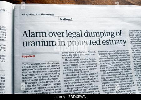 « Alarme sur le déversement légal d'uranium dans l'estuaire protégé » journal Guardian titre Environment Agency article 23 mai 2025 Londres Angleterre Royaume-Uni Banque D'Images