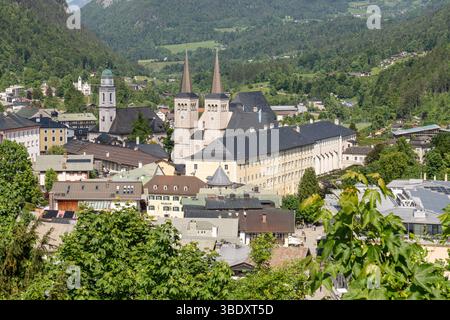 19.05.2025 / Berchtesgaden, Bayern, Deutschland / Bild von Li. : Pfarrkirche préparent Andreas und die Stiftskirche Berchtesgaden mit dem Königliche Schloss Berchtesgaden, Kirche préparent Peter und Johannes der Täufer *** 19 05 2025 Berchtesgaden, Bavière, Allemagne photo de l'église paroissiale Andreas et de la collégiale Berchtesgaden avec le château royal Berchtesgaden, église Peter et Jean-Baptiste Banque D'Images