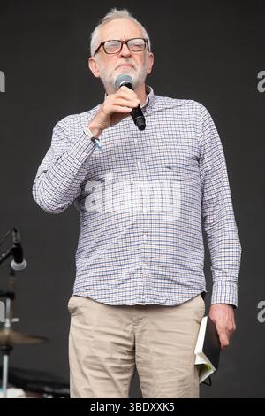 Londres, Royaume-Uni. 23 mai 2025. Jeremy Corbyn prend la parole au Wide Awake Festival à Brockwell Park. Crédit : Justin Ng/Alamy Live News Banque D'Images