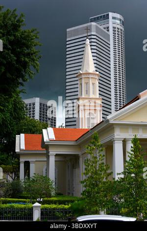Église méthodiste chinoise Telok Ayer (1889), bâtiment de la tour du Fraser en arrière-plan. Banque D'Images