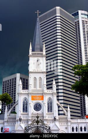 Église méthodiste chinoise Telok Ayer (1889), bâtiment de la tour du Fraser en arrière-plan. Banque D'Images