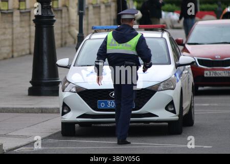 Saint-Pétersbourg, Russie. 25 mai 2025. Une voiture de police, police de la circulation sur l'île Vasilyevsky de Pétersbourg, Russie, par temps nuageux. Crédit : SOPA images Limited/Alamy Live News Banque D'Images