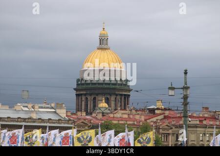 Saint-Pétersbourg, Russie. 25 mai 2025. Vue générale de la cathédrale d'Isaac à Pétersbourg, Russie, par temps nuageux. (Photo de Maksim Konstantinov/SOPA images/SIPA USA) crédit : SIPA USA/Alamy Live News Banque D'Images