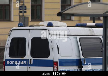 Saint-Pétersbourg, Russie. 25 mai 2025. L'inscription police sur une voiture de police à Pétersbourg, Russie, par temps nuageux. (Photo de Maksim Konstantinov/SOPA images/SIPA USA) crédit : SIPA USA/Alamy Live News Banque D'Images