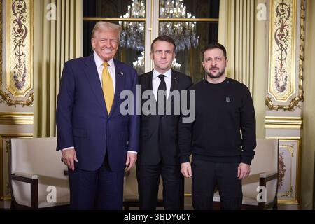 Paris a accueilli une réunion trilatérale entre Volodymyr Zelenskyy, Emmanuel Macron et Donald Trump le 7 décembre 2024 - photo du gouvernement ukrainien. Banque D'Images