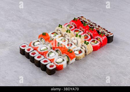 Plateau de variété de Sushi coloré abondant de style californien pour le partage Banque D'Images