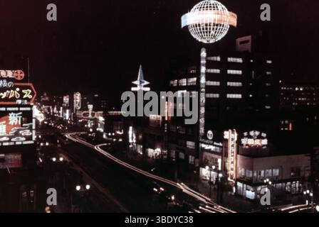 Photo vintage de Ginza 4-chome Sukiyabashi intersection la nuit à Tokyo, Japon - 1956 Banque D'Images