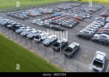 Vue aérienne d'une installation de stockage pour voitures neuves. Banque D'Images