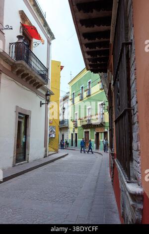 Guanajuato City, Mexique - 30 mai 2016 : les gens marchent dans une rue pavée, profitant de l'architecture colorée de la ville. Banque D'Images