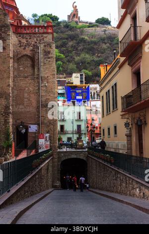 Guanajuato City, Mexique - 30 mai 2016 : les gens traversent un tunnel dans la ville de Guanajuato, Mexique. La ville est connue pour ses bâtiments colorés. Banque D'Images