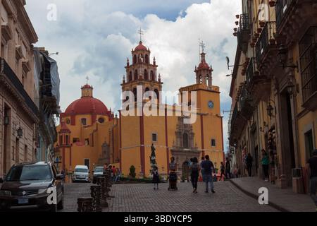 Guanajuato City, Mexique - 30 mai 2016 : les gens se promènent devant l'emblématique basilique Colegiata de Nuestra Señora de Guanajuato. Banque D'Images