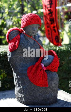 Une statue de mère et d'enfants au temple Sensoji, Asakusa, Tokyo, Japon, Asie. Banque D'Images