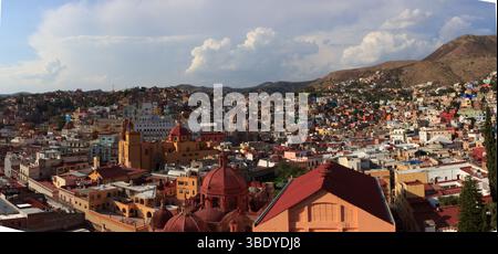Guanajuato City, Mexique - 30 mai 2016 : une vue panoramique présente les bâtiments colorés de la ville et les églises historiques nichées dans une vallée. Banque D'Images