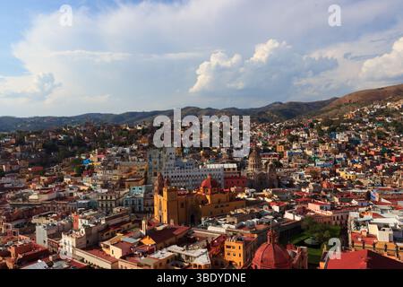 Guanajuato City, Mexique - 30 mai 2016 : une vue panoramique présente les bâtiments colorés de la ville et les églises historiques nichées dans une vallée. Banque D'Images