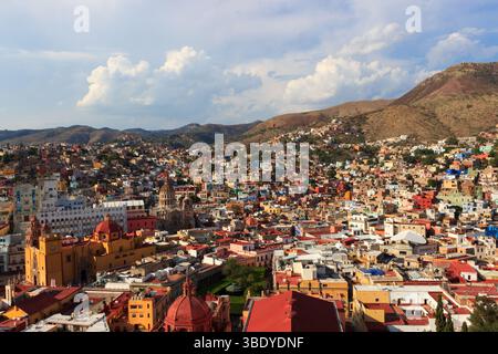 Guanajuato City, Mexique - 30 mai 2016 : une vue panoramique présente les bâtiments colorés de la ville et les églises historiques nichées dans une vallée. Banque D'Images