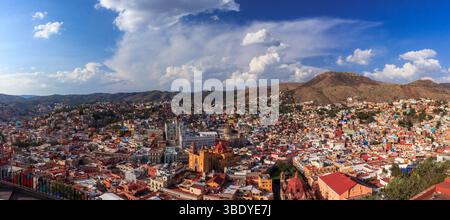 Guanajuato City, Mexique - 30 mai 2016 : une vue panoramique présente les bâtiments colorés de la ville et les églises historiques nichées dans une vallée. Banque D'Images