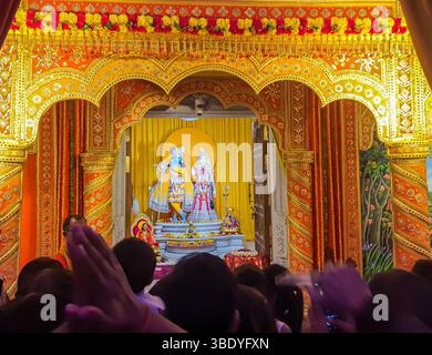 idole du dieu divin krishna et de la déesse radha au temple sacré image d'intérieur est prise à prem mandir uttar pradesh inde. Banque D'Images