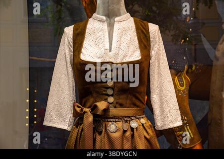 Mannequin en Dirndl (costume traditionnel bavarois et autrichien). Voici Une robe maison de campagne avec chemisier blanc, tablier et collier décoratif Banque D'Images
