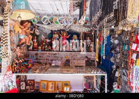 Atontonilco, Mexique - 29 mai 2016 : un vendeur expose des objets religieux, des bijoux et des bibelots à vendre aux pèlerins visitant le Santuario de Atotonilc Banque D'Images