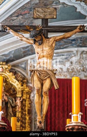 Le Christ du Calvaire, statue du XVIIe siècle, est exposé sur son char pour la procession du vendredi Saint tôt le matin à Séville, en Andalousie. Banque D'Images