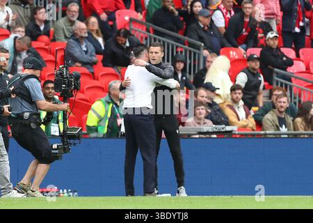 Stade de Wembley, Londres, Royaume-Uni. 26 mai 2025. EFL League Two Play Off Football final, AFC Wimbledon contre Walsall ; le manager de l'AFC Wimbledon Johnnie Jackson embrasse le manager de Walsall Mat Sadler après le match Credit : action plus Sports/Alamy Live News Banque D'Images