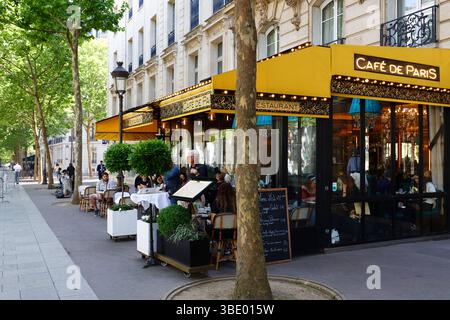 Paris, France- 19 mai 2025 :le traditionnel café français de Paris situé près de l'Arc de Triomphe à Paris . Banque D'Images