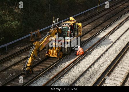 Un travailleur ferroviaire repose sur le site pendant un projet de remplacement du ballast de la voie Banque D'Images