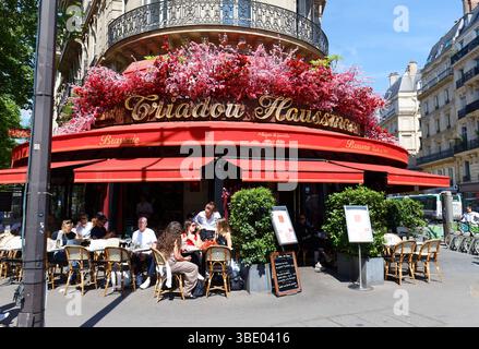 Paris, France- 19 mai 2025 : le restaurant Triadou Haussmann, brasserie traditionnelle parisienne située sur le boulevard Haussmann. Elle a été fondée en 1935 Banque D'Images