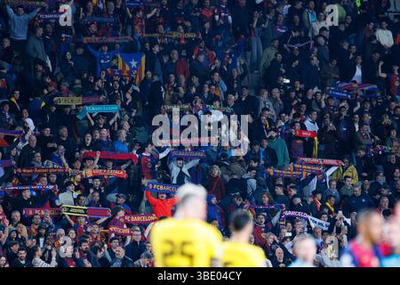 Barcelone, Espagne. 9 avril 2025. Les supporters de Barcelone en action lors du match de l'UEFA Champions League entre le FC Barcelone et le Borussia Dortmund au t Banque D'Images