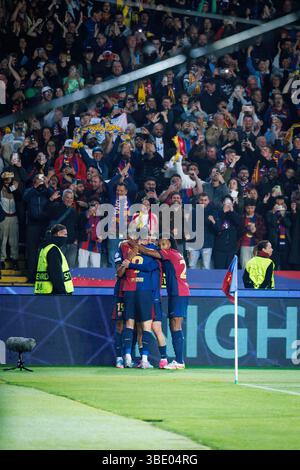 Barcelone, Espagne. 9 avril 2025. Les joueurs de Barcelone célèbrent un but lors du match de l'UEFA Champions League entre le FC Barcelone et le Borussia Dortmund Banque D'Images