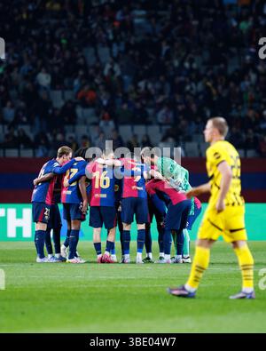 Barcelone, Espagne. 9 avril 2025. Les joueurs de Barcelone discutent avant le match de l'UEFA Champions League entre le FC Barcelone et le Borussia Dortmund à l'Estad Banque D'Images