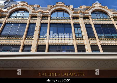Paris, Grance-19 mai 2025 : façade de bâtiment du centre commercial de luxe Galeries Lafayettes situé sur le boulevard Haussmann dans le 9ème arrondissement de Paris. Banque D'Images