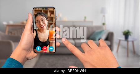 Passez un appel vidéo en ligne depuis votre domicile avec un smartphone Banque D'Images