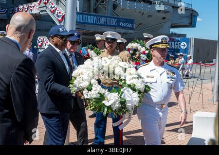 New York, États-Unis. 26 mai 2025. NEW YORK, NEW YORK - MAI 26 : le maire Eric Adams et l'ADM Daryl Caudle, commandant du U.S. Fleet Forces Command, tiennent une couronne lors de la cérémonie annuelle de commémoration du jour du souvenir de l'Intrepid Sea, Air & Space Museum le 26 mai 2025 à New York. Crédit : Ron Adar/Alamy Live News Banque D'Images
