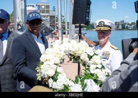 New York, États-Unis. 26 mai 2025. NEW YORK, NEW YORK - MAI 26 : le maire Eric Adams et l'ADM Daryl Caudle, commandant du U.S. Fleet Forces Command, tiennent une couronne lors de la cérémonie annuelle de commémoration du jour du souvenir de l'Intrepid Sea, Air & Space Museum le 26 mai 2025 à New York. Crédit : Ron Adar/Alamy Live News Banque D'Images