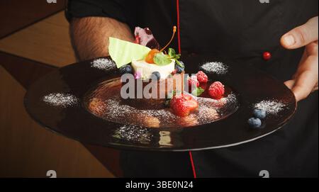 Dessert mousse exclusif servi au restaurant Banque D'Images