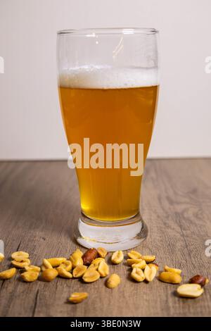 Photo d'une bière glacée dans un verre de Pilsner. Superbe photo pour une publicité Banque D'Images