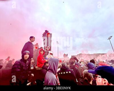 Les foules emballent le Strand sous forme de tourbillons de fumée rouge et les fans encouragent et filment le défilé de la victoire de Liverpool. Strand Street, Liverpool, Royaume-Uni, 26 mai 2025. Banque D'Images