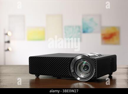 Projecteur vidéo moderne sur table en bois dans la galerie d'art. Banque D'Images
