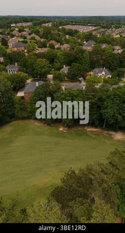 Belle vue verticale aérienne d'une subdivision haut de gamme avec terrain de golf dans la banlieue d'Atlanta. Banque D'Images
