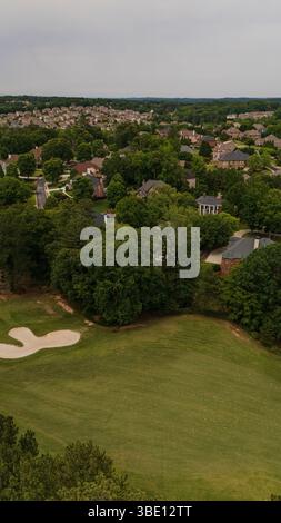 Belle vue verticale aérienne d'une subdivision haut de gamme avec terrain de golf dans la banlieue d'Atlanta. Banque D'Images