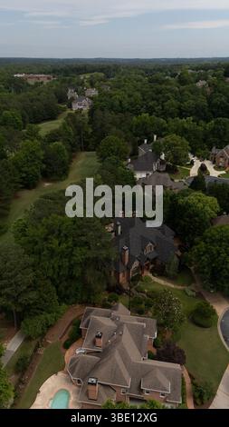 Belle vue verticale aérienne d'une subdivision haut de gamme avec terrain de golf dans la banlieue d'Atlanta. Banque D'Images